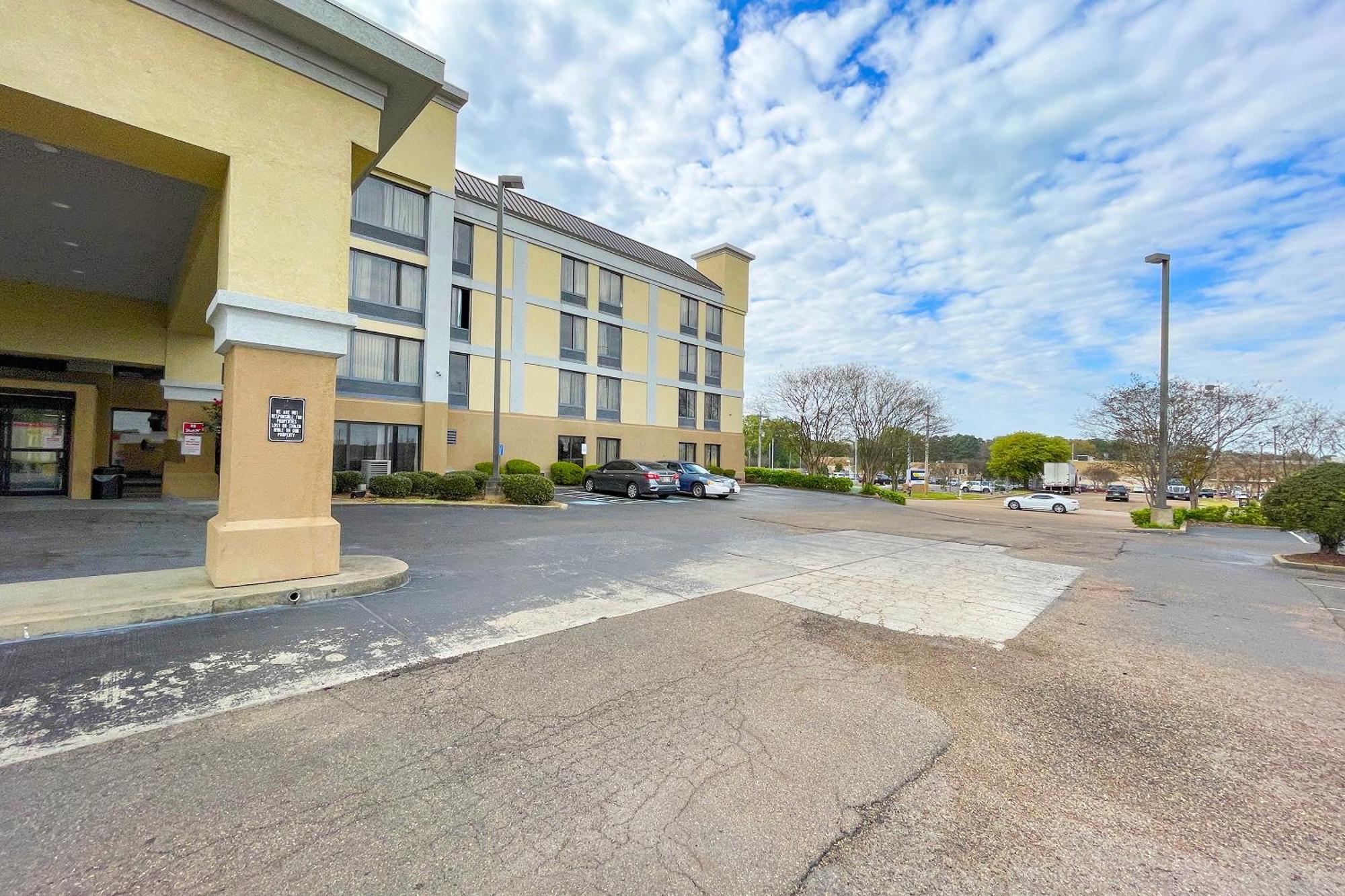Oyo Townhouse Jackson - Ridgeland Hotel Exterior photo